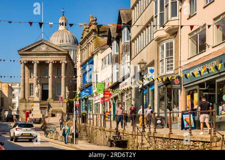 20. Mai 2023: Penzance, Cornwall - Market Jew Street, die Haupteinkaufsstraße in Penzance, voller Menschen an einem sonnigen Frühlingstag. Stockfoto