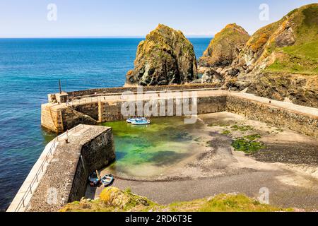 22. Mai 2023: Mullion Cove, Lizard Peninsula, Cornwall - der Hafen von Mullion Cove an einem wunderschönen Frühlingstag. Stockfoto