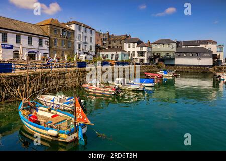 24. Mai 2023: Falmouth, Cornwall, Großbritannien - Historische Gebäude am Ufer von Falmouth, Boote im Hafen, schöner sonniger Frühlingstag. Stockfoto