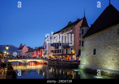 Le Palais de i'Île bei Abenddämmerung Annecy Haute-Savoie Auvergne-Rhone-Alpes Frankreich Stockfoto