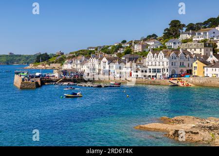 26. Mai 2023: St Mawes, Halbinsel Roseland, Cornwall, Großbritannien - das beliebte Dorf St. Mawes. Man kann das St. Mawes Castle sehen, und auch das ähnliche Akros Stockfoto