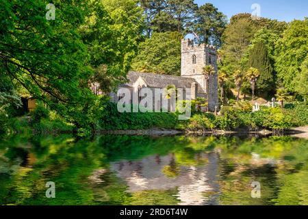 29. Mai 2023:St. Just in Roseland, Roseland Peninsula, Cornwall, Großbritannien - Diese wunderschöne Kirche ist berühmt für ihren tropischen Garten und liegt am Ufer... Stockfoto