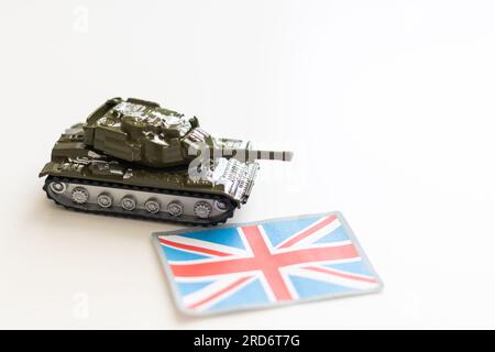 Vereinigtes Königreich (UK) moderner Panzer mit nicht echtem Design auf Flaggenhintergrund - Konzept der Panzerarmee, militärische Illustration 3D Stockfoto