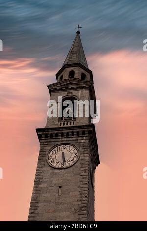 Glockenturm der Kirche san lorenzo in der Stadt pinzolo trentino Stockfoto