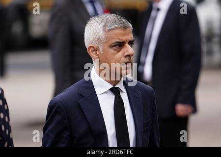 Bürgermeister von London Sadiq Khan kommt zur Requiem Mass, um das Leben von Baronin Margaret McDonagh in der St. Boniface RC Church in Mitcham, London, zu feiern. Die erste weibliche Generalsekretärin der Labour Party starb letzten Monat im Alter von 61 Jahren. Bilddatum: Mittwoch, 19. Juli 2023. Stockfoto