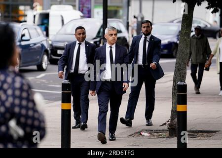 Bürgermeister von London Sadiq Khan kommt zur Requiem Mass, um das Leben von Baronin Margaret McDonagh in der St. Boniface RC Church in Mitcham, London, zu feiern. Die erste weibliche Generalsekretärin der Labour Party starb letzten Monat im Alter von 61 Jahren. Bilddatum: Mittwoch, 19. Juli 2023. Stockfoto