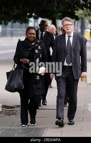 Baroness Amos und Lord Mandelson kommen zur Requiem Mass, um das Leben von Baronin Margaret McDonagh in der St. Boniface RC Church in Mitcham, London, zu feiern. Die erste weibliche Generalsekretärin der Labour Party starb letzten Monat im Alter von 61 Jahren. Bilddatum: Mittwoch, 19. Juli 2023. Stockfoto