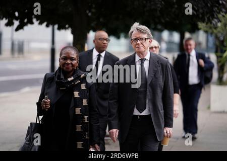 Baroness Amos und Lord Mandelson kommen zur Requiem Mass, um das Leben von Baronin Margaret McDonagh in der St. Boniface RC Church in Mitcham, London, zu feiern. Die erste weibliche Generalsekretärin der Labour Party starb letzten Monat im Alter von 61 Jahren. Bilddatum: Mittwoch, 19. Juli 2023. Stockfoto