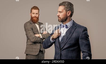studio-Aufnahme von Männern mit Fliege und Tux, selektiver Fokus. Elegante Männer in formellem Tux-Anzug Stockfoto