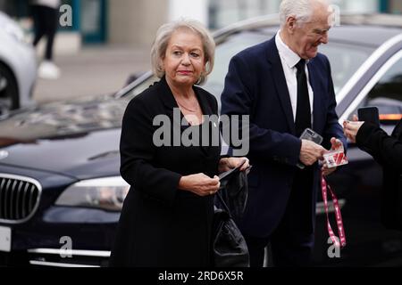 Dame Rosie Winterton kommt zur Requiem Mass, um das Leben von Baronin Margaret McDonagh in der St. Boniface RC Church in Mitcham, London, zu feiern. Die erste weibliche Generalsekretärin der Labour Party starb letzten Monat im Alter von 61 Jahren. Bilddatum: Mittwoch, 19. Juli 2023. Stockfoto