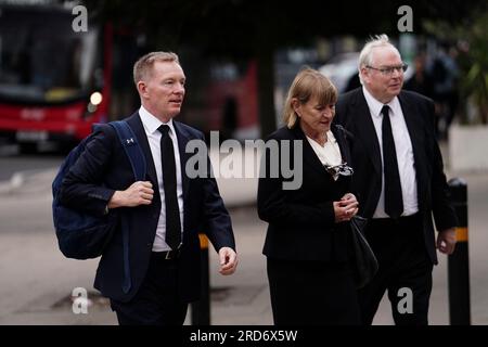 Chris Bryant (links) kommt zur Requiem Mass, um das Leben von Baronin Margaret McDonagh in der St. Boniface RC Church in Mitcham, London, zu feiern. Die erste weibliche Generalsekretärin der Labour Party starb letzten Monat im Alter von 61 Jahren. Bilddatum: Mittwoch, 19. Juli 2023. Stockfoto