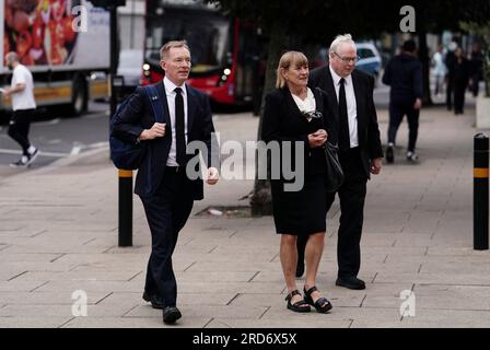 Chris Bryant (links) kommt zur Requiem Mass, um das Leben von Baronin Margaret McDonagh in der St. Boniface RC Church in Mitcham, London, zu feiern. Die erste weibliche Generalsekretärin der Labour Party starb letzten Monat im Alter von 61 Jahren. Bilddatum: Mittwoch, 19. Juli 2023. Stockfoto