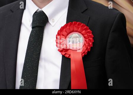 Eine Rosette, die Baronin Margaret McDonagh bei der Requiem Mass Respekt zollt, um ihr Leben in der St. Boniface RC Church in Mitcham, London, zu feiern. Die erste weibliche Generalsekretärin der Labour-Partei starb letzten Monat im Alter von 61 Jahren. Bilddatum: Mittwoch, 19. Juli 2023. Stockfoto