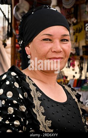 Porträt einer alten usbekischen Frau in traditionell bunten Kleidern in Khiva, Usbekistan Stockfoto