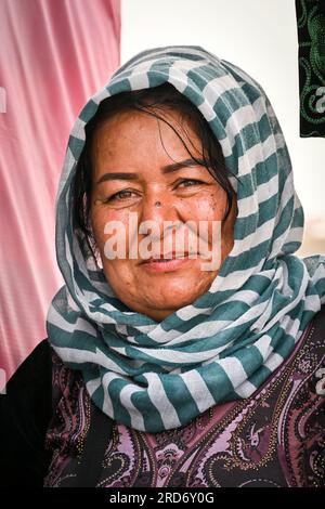 Porträt einer alten usbekischen Frau in traditionell bunten Kleidern in Khiva, Usbekistan Stockfoto