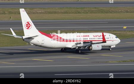 ISTANBUL, TURKIYE - 17. SEPTEMBER 2022: Air Algerie Boeing 737-8D6 (60750) Landung zum Istanbul International Airport Stockfoto