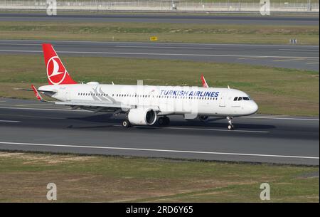 ISTANBUL, TURKIYE - 17. SEPTEMBER 2022: Turkish Airlines Airbus A321-271NX (9326) Landung zum Istanbul International Airport Stockfoto