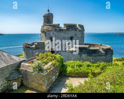 26. Mai 2023: St Mawes, Cornwall, Großbritannien - St Mawes Castle, eine Artilleriefestung, die von Heinrich VIII erbaut wurde, um die Ankerstelle der Carrick Roads gegen mögliche Fr Stockfoto