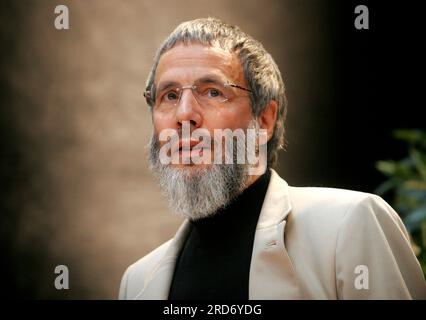 ARCHIVFOTO: Der Sänger Cat STEVENS wird am 21. Juli 2023 75, der Sänger-Musiker Yusuf ISLAM, auch bekannt als Cat STEVENS, Portrait, Conference „Challenge Future“ in Bochums Centennial Hall, 30. Juni 2007?SVEN SIMON#Princess-Luise-Strasse 41#45479 Muelheim/R #uhr tel. 0208/9413250#Fax. 0208/9413260# Postgiro Essen No. 244 293 433 (BLZ 360 100 43)# www.SvenSimon.net. Stockfoto