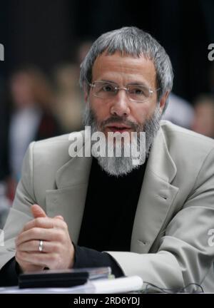ARCHIVFOTO: Der Sänger Cat STEVENS wird am 21. Juli 2023 75, der Sänger-Musiker Yusuf ISLAM, auch bekannt als Cat STEVENS, Portrait, Conference „Challenge Future“ in Bochums Centennial Hall, 30. Juni 2007?SVEN SIMON#Princess-Luise-Strasse 41#45479 Muelheim/R #uhr tel. 0208/9413250#Fax. 0208/9413260# Postgiro Essen No. 244 293 433 (BLZ 360 100 43)# www.SvenSimon.net. Stockfoto