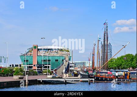 Die Dachterrasse des Nemo Science Museums in Amsterdam. Auf der rechten Seite, im Stadthafen von Oosterdok historische Schiffe des Amsterdamer Museumshafens Stockfoto