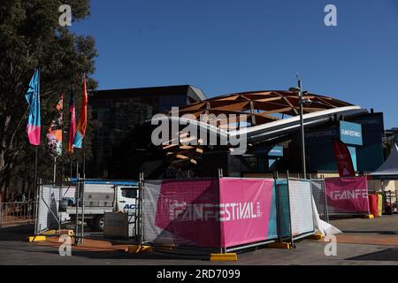Sydney, Australien. 19. Juli 2023 Vorbereitungen für das FIFA Fan Festival im Tumbalong Park, Sydney, im Vorfeld der FIFA Women's World Cup 2023, die am 20. Juli beginnt und gemeinsam von Australien und Neuseeland ausgerichtet wird. Kredit: Isabel Infantes/Empics/Alamy Live News Stockfoto