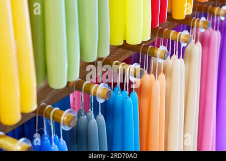 Große Gruppe von bunten Wachskerzen, diagonale Ansicht, abstrakter, lebendiger Hintergrund Stockfoto