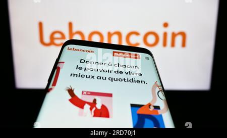 Smartphone mit Website des französischen Anzeigenunternehmens Leboncoin auf dem Bildschirm vor dem Firmenlogo. Fokus auf oberer linker Seite des Telefondisplays. Stockfoto