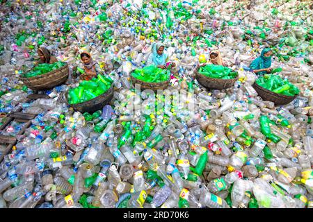 Dhaka, Bangladesch. 19. Juli 2023, Dhaka, Dhaka, Bangladesch: Arbeiter sortieren gebrauchte Plastikflaschen in einer Recyclingfabrik in Dhaka, Bangladesch. Die Mitarbeiter tragen dazu bei, zu verhindern, dass die Flaschen entsorgt, auf Deponien entsorgt, wo es 1.000 Jahre dauern kann, bis sie biologisch abgebaut sind, oder verbrannt werden, wodurch giftige Dämpfe entstehen. Da die Hauptstadt von Bangladesch, Dhaka, eine der am dichtesten besiedelten Regionen der Welt ist und fast 19 Millionen Menschen beheimatet, ist der jährliche Plastikverbrauch von Dhaka pro Kopf mehr als dreimal so hoch wie der nationale Durchschnitt für städtische Gebiete und liegt bei 22,25 kg. Kredit: ZUMA Press, Inc./Alamy Live News Stockfoto