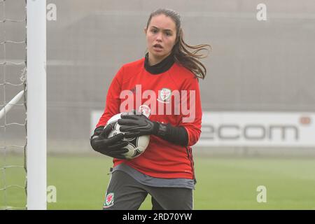 Newport, Wales. 23. Oktober 2019. Torhüterin Catrin Thomas of Wales während der Aufwärmphase vor dem 15 Spiel Girls Friendly International zwischen Wales und Schottland am 23. Oktober 2019 im Dragon Park in Newport, Wales, Großbritannien. Kredit: Duncan Thomas/Majestic Media. Stockfoto