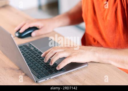 Tippen Sie auf Ihrem Laptop in Nahaufnahme, chatten Sie auf facebook, Meeting-Website. Blogger, Journalist, der einen neuen Artikel schreibt. Stockfoto