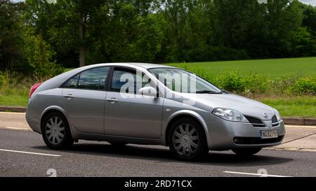 Milton Keynes, Großbritannien - Juli 19. 2023: 2002 silberne Nissan Primera, die auf einer englischen Straße unterwegs ist Stockfoto