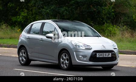 Milton Keynes, Großbritannien - Juli 19. 2023: 2013 silbernes Citroen C3 Auto, das auf einer englischen Straße fährt Stockfoto