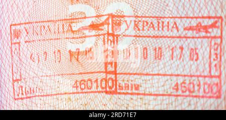 Stempel des ukrainischen Grenzübertritts in einem offenen russischen Reisepass Stempel des Einreisevisums für die Ukraine Lemberg Ukraine Lviv Ausreisevisum Stempel 2017 Stockfoto