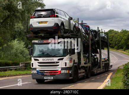 Milton Keynes, Großbritannien - Juli 19. 2023: 2017 Scania P410 Car Transporter, der auf einer englischen Straße unterwegs ist Stockfoto