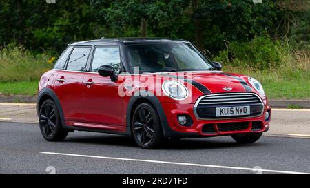 Milton Keynes, Großbritannien - 19. 2023. Juli: 2015 roter Mini Cooper, der auf einer englischen Straße fährt Stockfoto