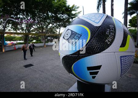 In Brisbane, Australien, ist eine riesige Nachbildung des Fußballs zu sehen, die vor der FIFA Women's World Cup 2023 beginnt, die am 20. Juli gemeinsam von Australien und Neuseeland ausgerichtet wird. Bilddatum: Mittwoch, 19. Juli 2023. Sieh dir PA Story FUSSBALL-Weltmeisterschaft Frauen an. Das Foto sollte lauten: Zac Goodwin/PA Wire. EINSCHRÄNKUNGEN: Verwendung unterliegt Einschränkungen. Nur redaktionelle Verwendung, keine kommerzielle Verwendung ohne vorherige Zustimmung des Rechteinhabers. Stockfoto