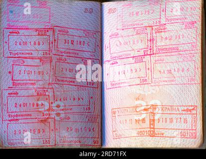 Grenzstempel mit Namen der russischen Grenzübergangsstellen und ukrainischen Grenzübergangsstellen in einem offenen russischen Pass Stockfoto