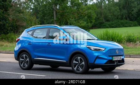 Milton Keynes, Großbritannien - Juli 19. 2023: 2022 blaues MG ZS Trophy Connect EV Elektroauto, das auf einer englischen Straße fährt Stockfoto