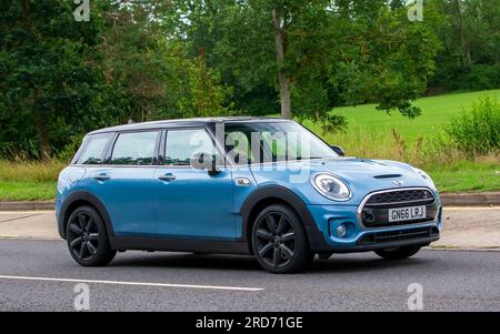 Milton Keynes, Großbritannien - Juli 19. 2023: Blauer 2016-Dieselmotor Mini Clubman Cooper SD auf einer englischen Straße Stockfoto