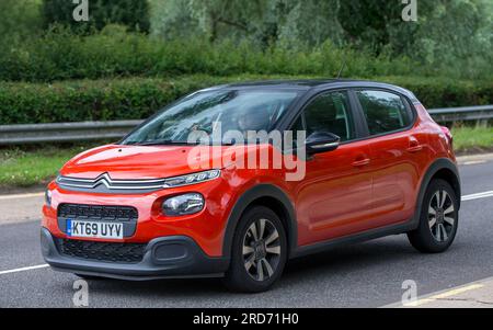 Milton Keynes, Großbritannien - Juli 19. 2023: 2020 Orange Citroen C3 auf einer englischen Straße Stockfoto