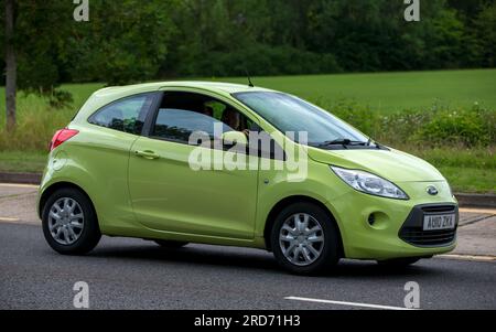 Milton Keynes, Großbritannien - Juli 19. 2023: 2010 grüner Ford KA-Wagen, der auf einer englischen Straße fährt Stockfoto