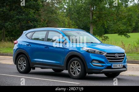 Milton Keynes, Großbritannien - Juli 19. 2023: 2017 blaues Hyundai Tucson Auto, das auf einer englischen Straße fährt Stockfoto