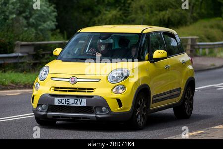 Milton Keynes, Großbritannien - Juli 19. 2023: 2015 gelbe Fiat 500L auf einer englischen Straße Stockfoto