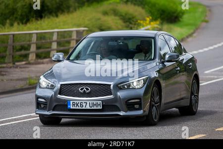 Milton Keynes, Großbritannien - Juli 19. 2023:2017 graue Infiniti Q50 auf einer englischen Straße Stockfoto