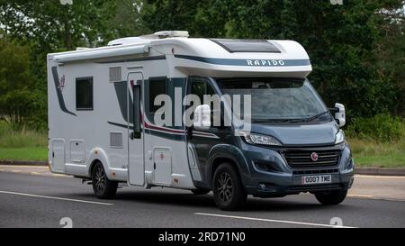 Milton Keynes, Großbritannien - Juli 19. 2023: 2018 Fiat Rapido Wohnmobil auf einer englischen Straße Stockfoto