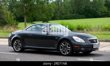 Milton Keynes, Großbritannien - Juli 19. 2023: 2006 Lexus SC 430 auf einer englischen Straße Stockfoto