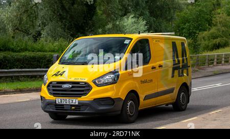 Milton Keynes, Großbritannien - Juli 19. 2023: 2020 Ford Transit AA Rettungswagen am Straßenrand, der auf einer englischen Straße unterwegs ist Stockfoto