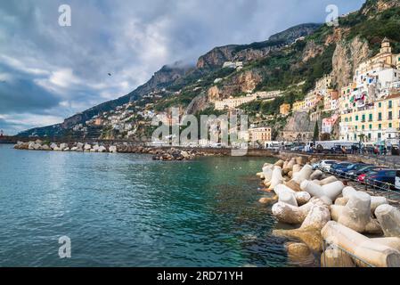 Amalfi, Italien - 26. Dezember 2022: Die Küste von Amalfi am Morgen Stockfoto