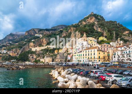 Amalfi, Italien - 26. Dezember 2022: Amalfi ist die wichtigste Küstenstadt, an der es liegt (Amalfiküste), ist zusammen mit Othe ein Touristenziel Stockfoto